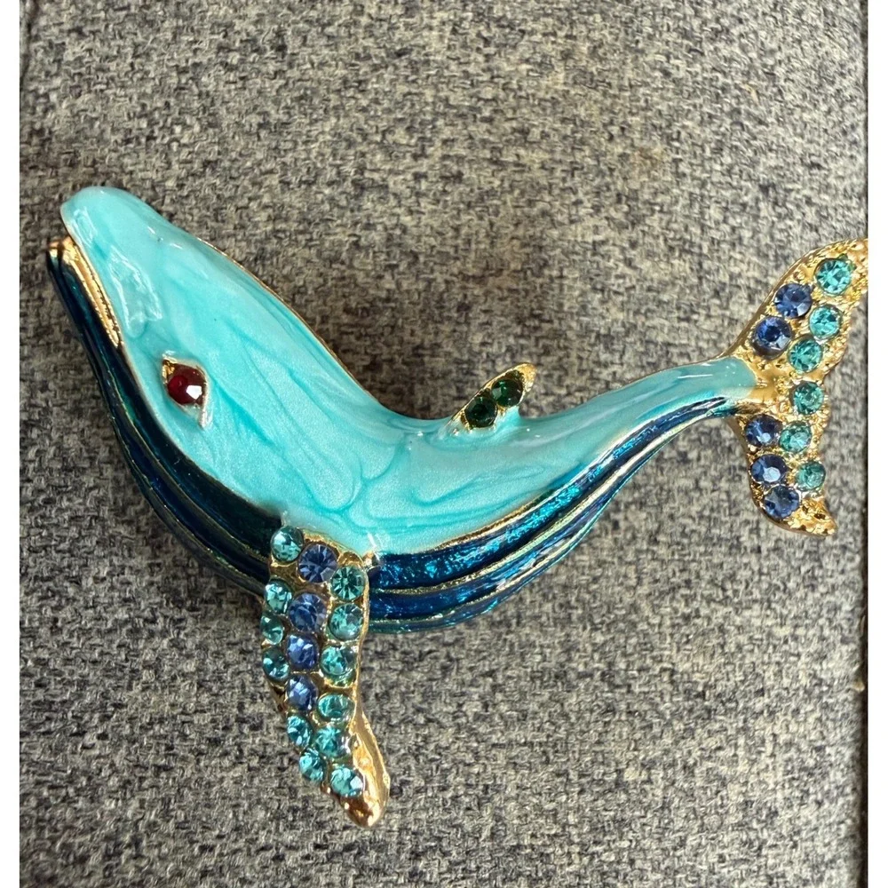 N/A whale brooch